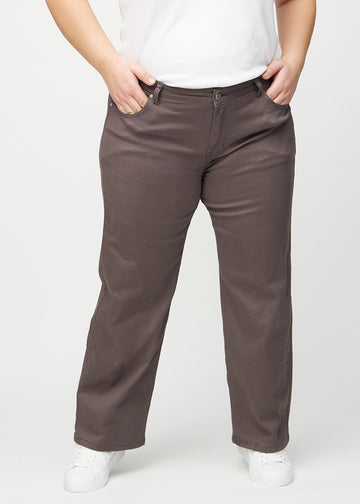 Grey-brown loose jeans, model name Thunders, which have a loose fit with plenty of width in the legs on a plus-size model, seen from the front.