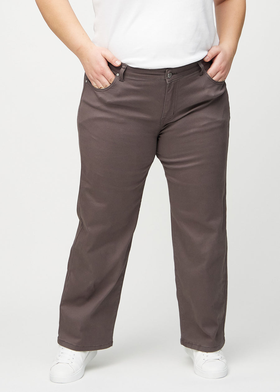 Grey-brown loose jeans, model name Thunders, which have a loose fit with plenty of width in the legs on a plus-size model, seen from the front.
