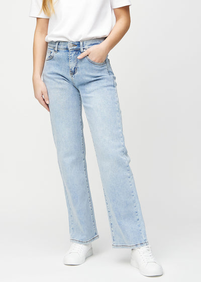 Loose jeans for women in light blue, color Waves. Front view on a model, showing the roomy, wide-leg fit.