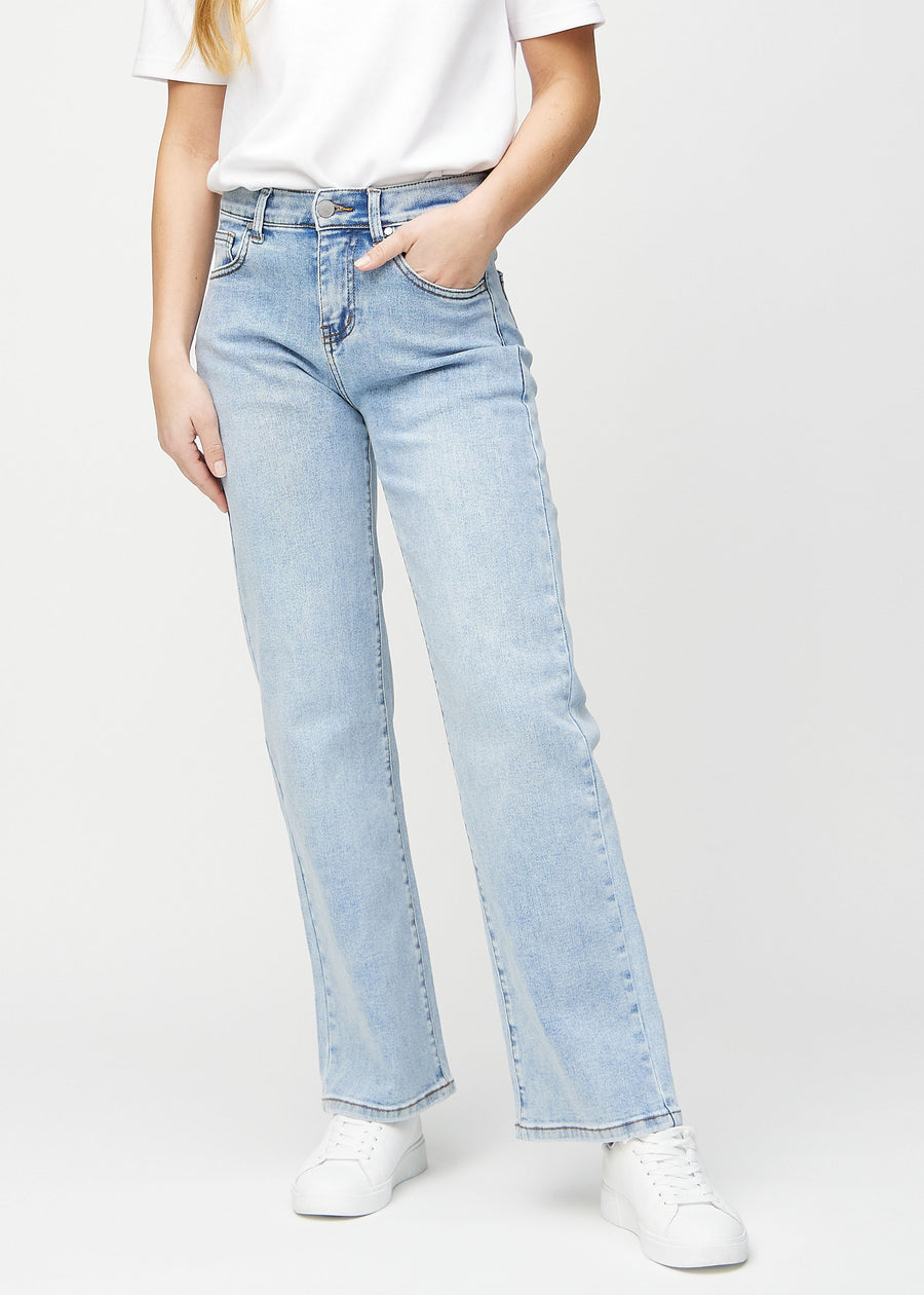 Loose jeans for women in light blue, color Waves. Front view on a model, showing the roomy, wide-leg fit.
