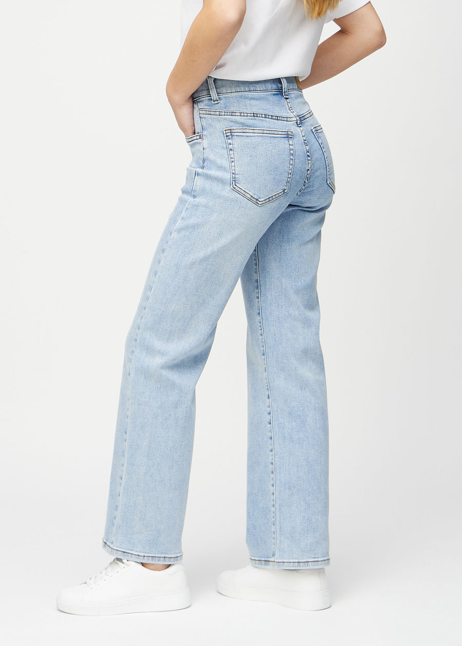 Loose jeans for women in light blue, color Waves. Side view on a model, showing the loose fit.