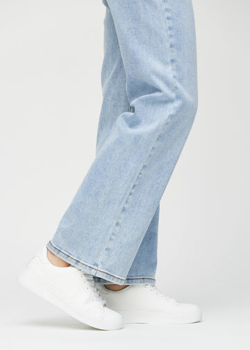 Loose jeans for women in light blue, color Waves. Close-up at the ankles on a model, showing the wide leg openings.