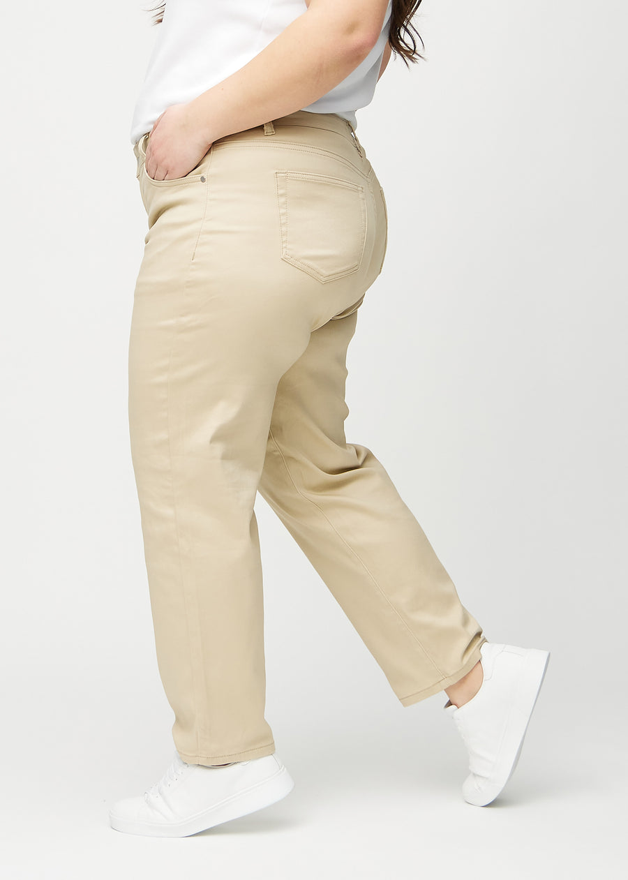 Regular jeans for women in beige, color Gazelles. Side view on a plus-size model.