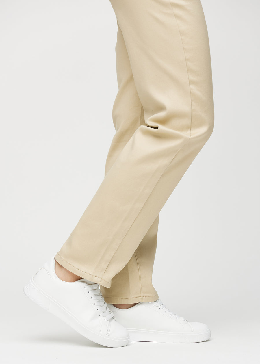 Regular jeans for women in beige, color Gazelles. Close-up at the ankles on a model, showing the straight leg openings.