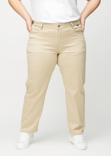 Regular jeans for women in beige, color Gazelles. Front view on a plus-size model, showing the classic straight-leg fit.