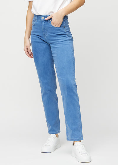 Blue regular jeans, model name Geraniums, which goes straight down the leg, seen from the front.