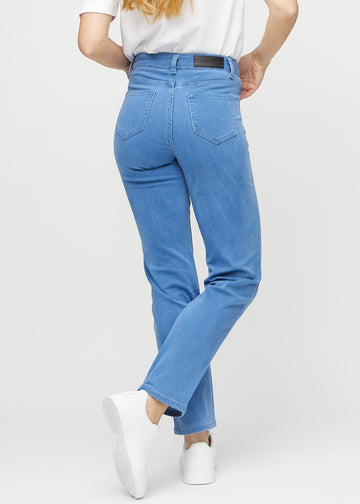 Regular jeans for women in blue, color Geraniums. Back view on a model, showing the full fit.