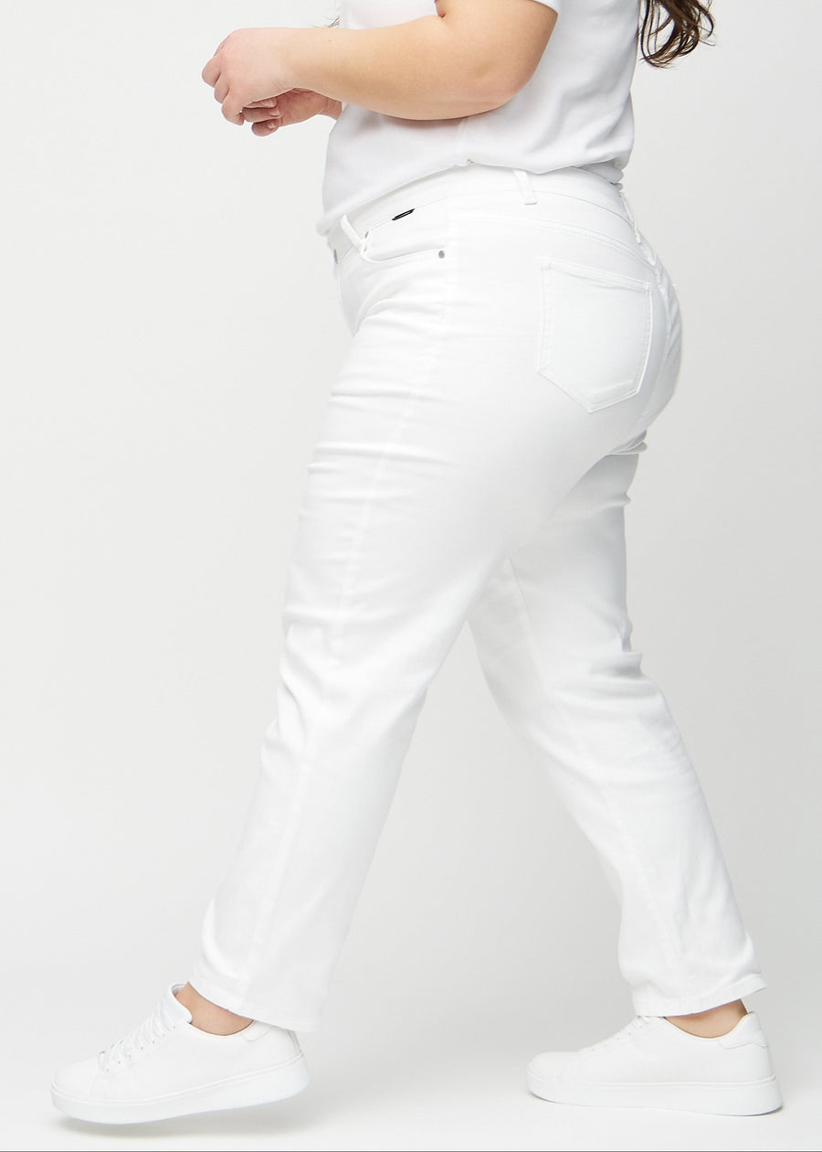 Regular jeans for women in white, color Marguerites. Side view on a plus-size model.