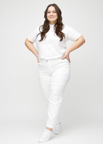 Regular jeans for women in white, color Marguerites. Full-length view of a plus-size model wearing the jeans.