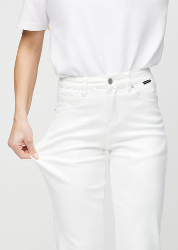 Regular jeans for women in white, color Marguerites. A model stretches the fabric at the thigh to show its stretch.