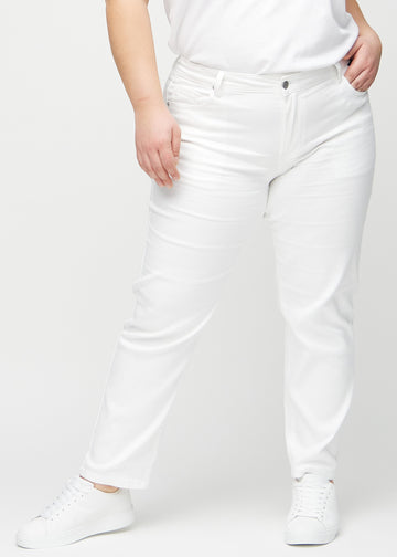 Regular jeans for women in white, color Marguerites. Front view on a plus-size model, showing the classic straight-leg fit.