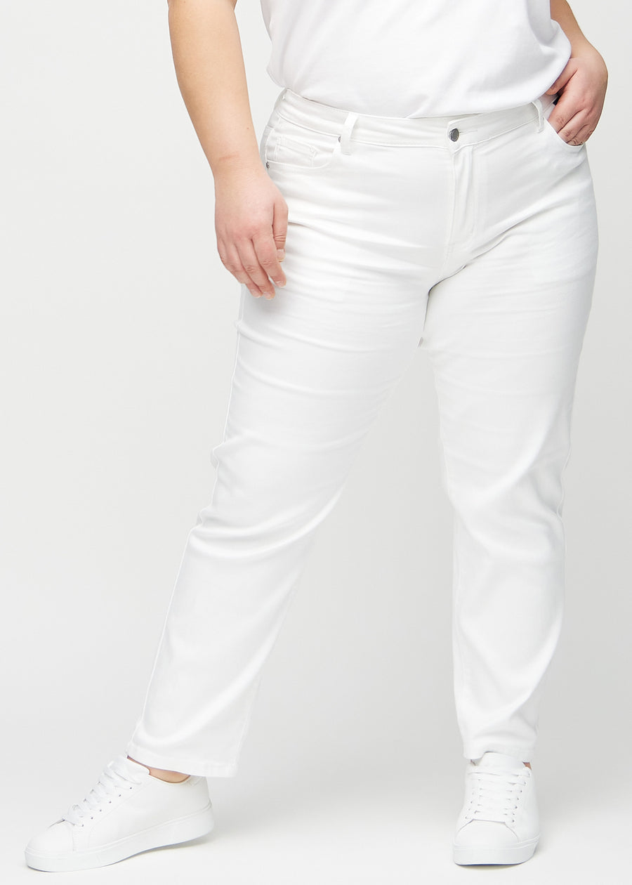 Regular jeans for women in white, color Marguerites. Front view on a plus-size model, showing the classic straight-leg fit.