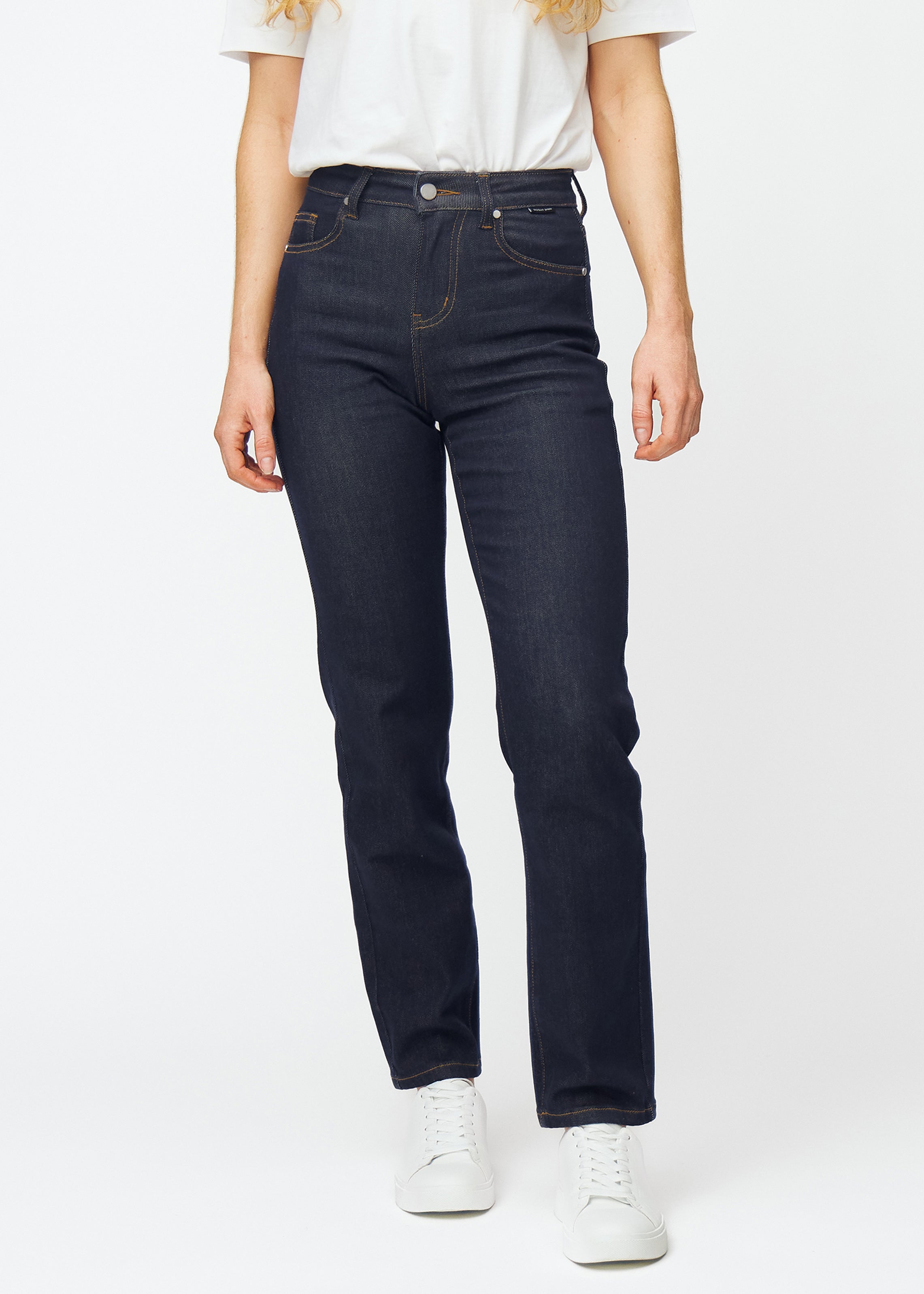 Deep dark blue denim jeans for women in the colour Midnights with a regular fit that is snug at the waist and falls straight down over the legs, seen from the front.