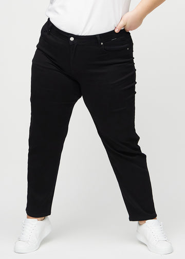 Regular jeans for women in black, color Ravens. Front view on a plus-size model, showing the classic straight-leg fit.