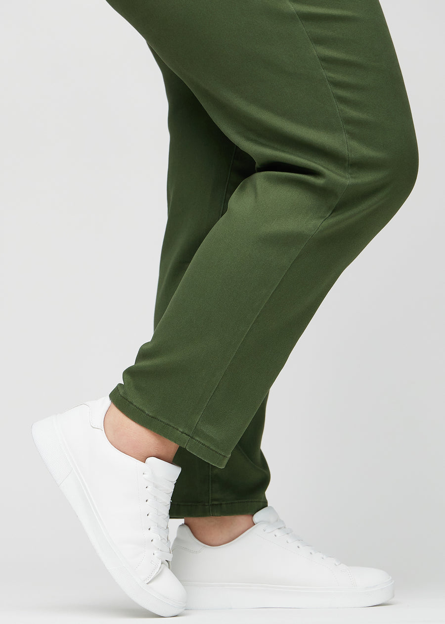 Regular jeans for women in dark green, color Renewals. Close-up at the ankles on a plus-size model, showing the straight leg openings.