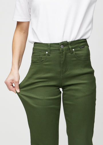 Regular jeans for women in dark green, color Renewals. A model stretches the fabric at the thigh to show its stretch.
