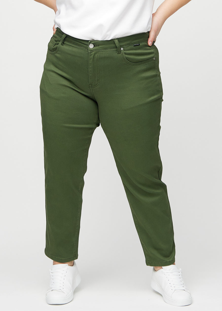 Regular jeans for women in dark green, color Renewals. Front view on a plus-size model, showing the classic straight-leg fit.