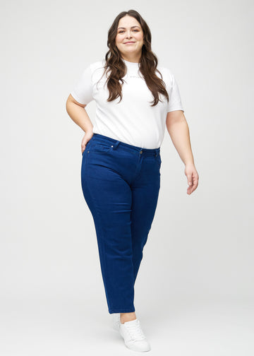 Regular jeans for women in dark blue, color Royals. Full-length view of a plus-size model wearing the jeans.