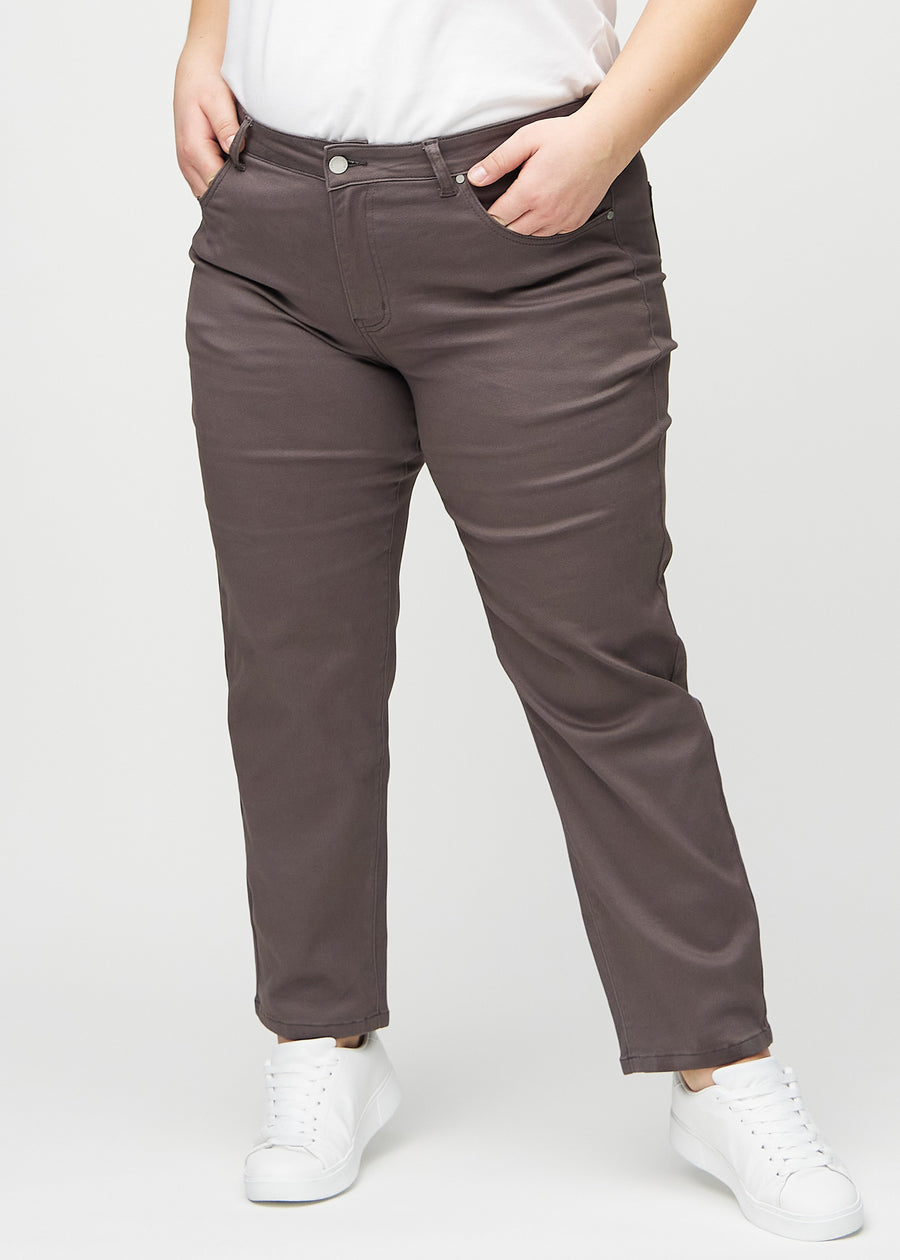 Regular jeans for women in grey-brown, color Thunders. Front view on a plus-size model, showing the classic straight-leg fit.
