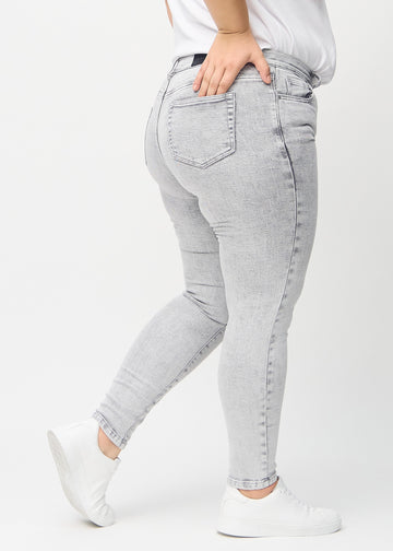 Skinny jeans for women in light grey, color Ashes. Back view on a plus-size model, showing the full fit.