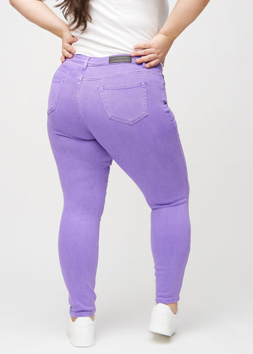 Skinny jeans for women in purple, color Lavenders. Back view on a plus-size model, showing the full fit.