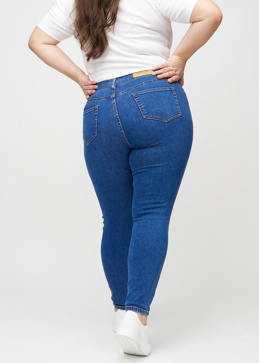 Skinny jeans for women in dark blue, color Oceans. Back view on a plus-size model, showing the full fit.
