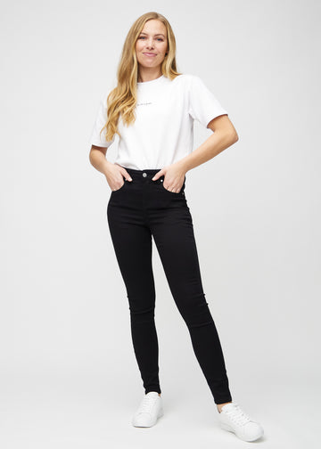 Skinny jeans for women in black, color Ravens. Full-length view of a model wearing the jeans.
