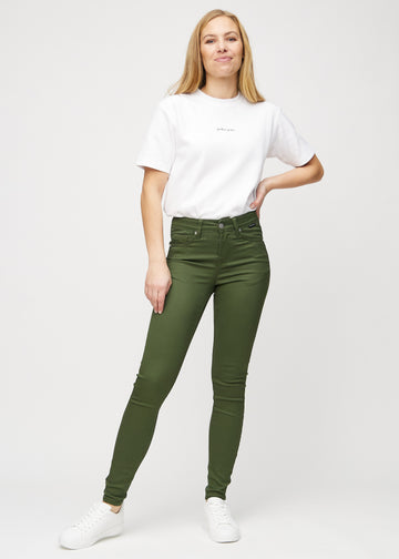 Skinny jeans for women in dark green, color Renewals. Full-length view of a model wearing the jeans.