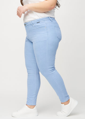 Skinny jeans for women in light blue, color Skies. Side view on a plus-size model.
