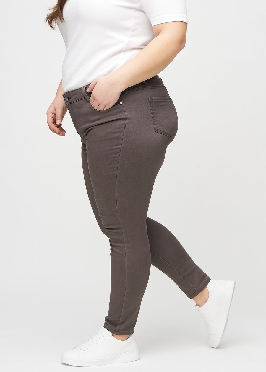 Skinny jeans for women in grey brown, color Thunders. Side view on a plus-size model.