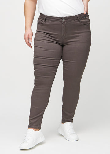 Skinny jeans for women in grey brown, color Thunders. Front view on a plus-size model, showing the close fit through the legs.
