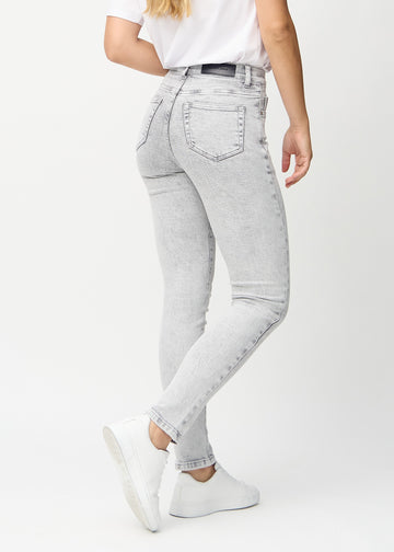 Slim jeans for women in light grey, color Ashes. Back view on a model, showing the overall fit.
