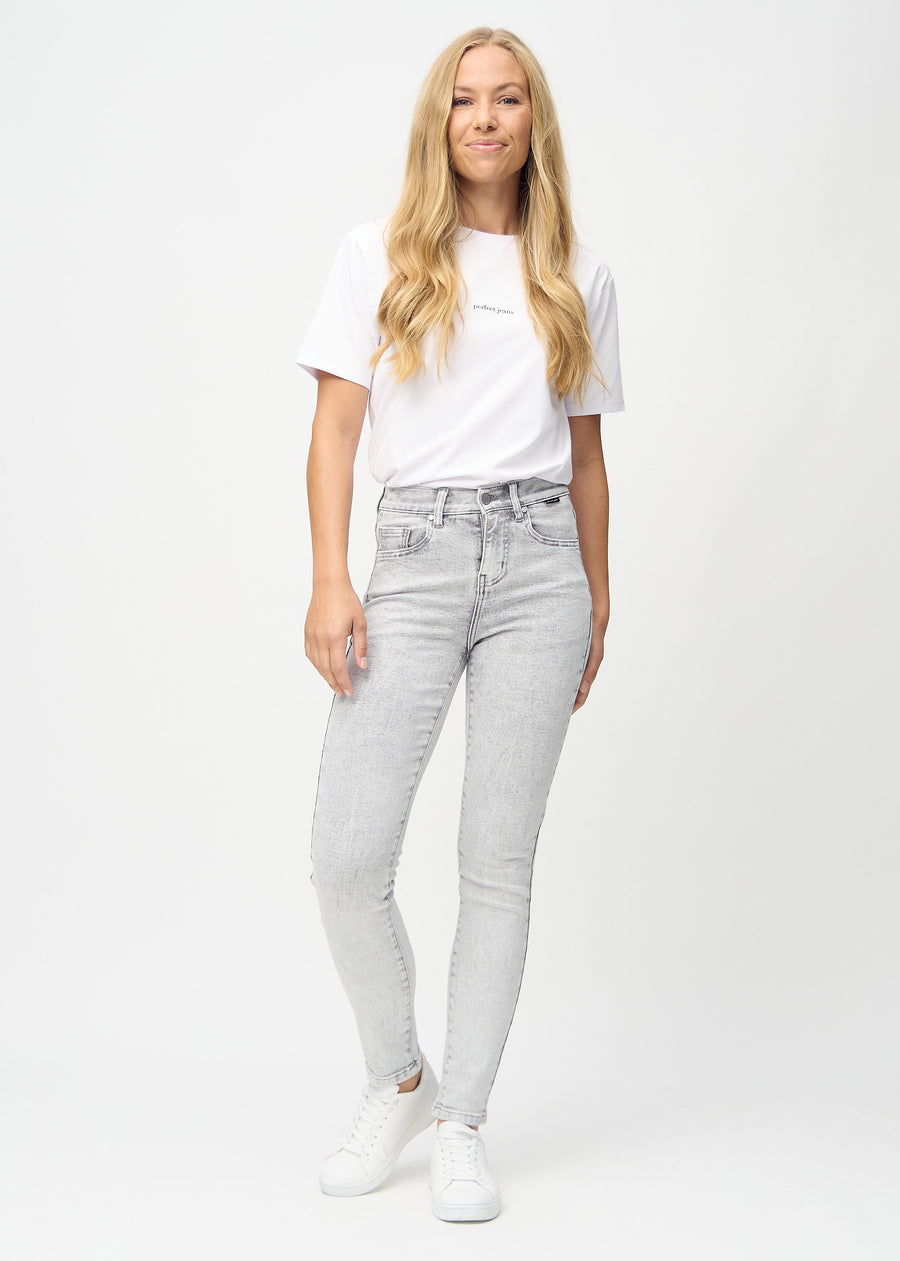 Slim jeans for women in light grey, color Ashes. Full-length view of a model wearing the jeans.