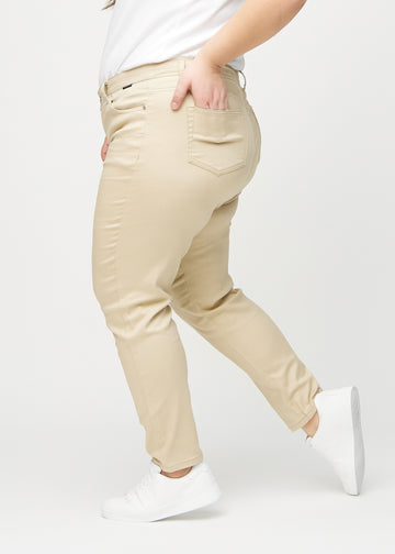 Slim jeans for women in beige, color Gazelles. Side view on a plus-size model.