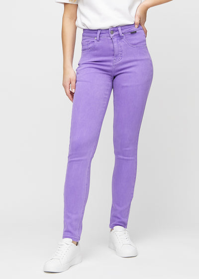 Slim jeans for women in purple, color Lavenders. Front view on a model, showing a close fit through the leg with a little more room at the ankle.