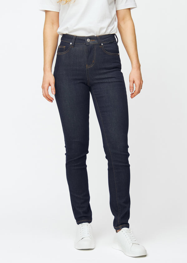 Deep dark blue denim jeans for women in the color Midnights with a slim fit, tailored from waist to ankle, seen from the front.