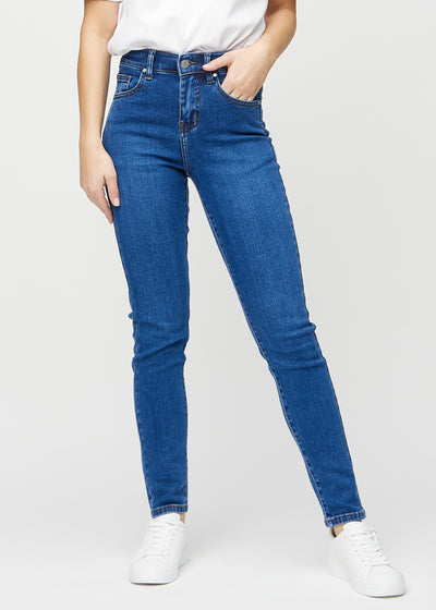 Dark denim slim jeans, model name Oceans, which fits closely to the leg, but is slightly looser at the ankle, seen from the front.