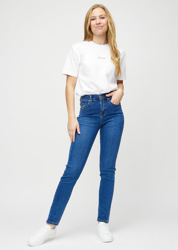 Slim jeans for women in dark blue, color Oceans. Full-length view of a model wearing the jeans.
