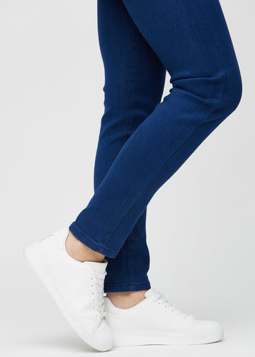 Slim jeans for women in dark blue, color Royals. Close-up at the ankles on a model, showing the fit at the leg openings.