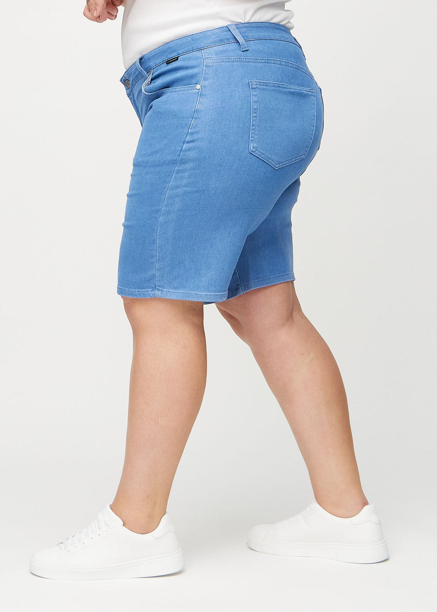 Blue regular middle shorts seen from the side on a plus-size model.