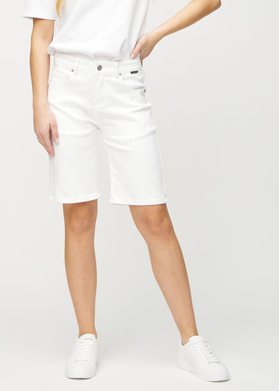 White regular middle shorts, model name Marguerites, which go straight down the leg and end just above the knee, seen from the front.