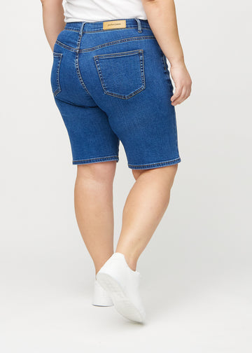 Dark denim regular middle shorts seen from the back on a plus-size model, so the entire product can be seen.