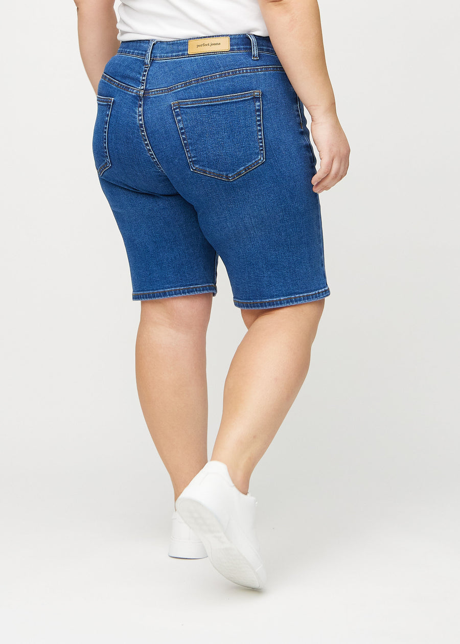 Dark denim regular middle shorts seen from the back on a plus-size model, so the entire product can be seen.
