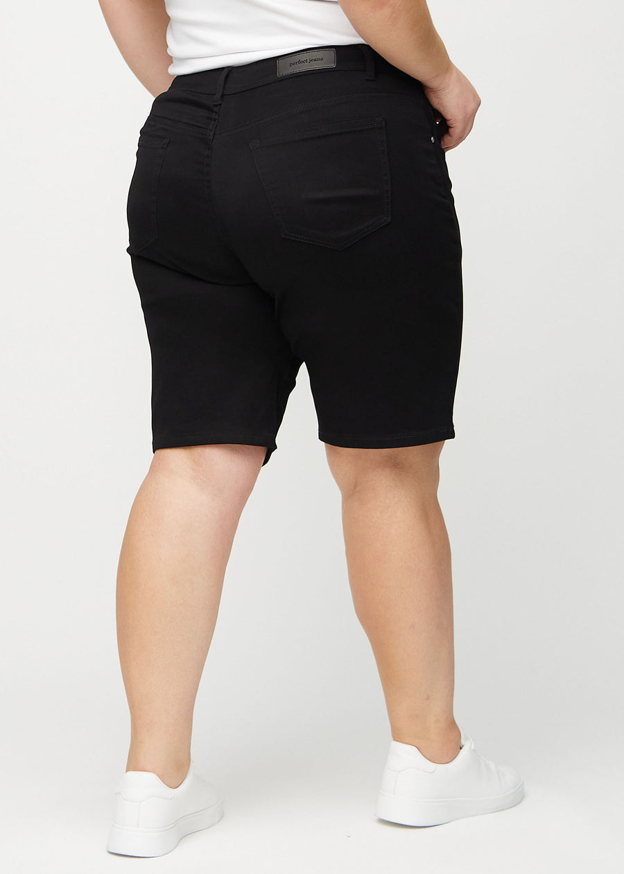 Black regular middle shorts seen from the back on a plus-size model, so the entire product can be seen.