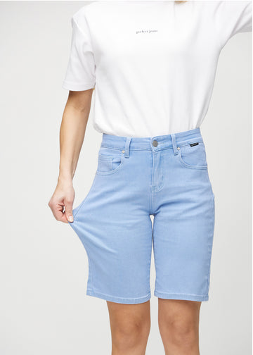 The model stretches the shorts at the thigh to show the stretch.