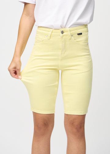 The model stretches the shorts at the thigh to show the stretch.