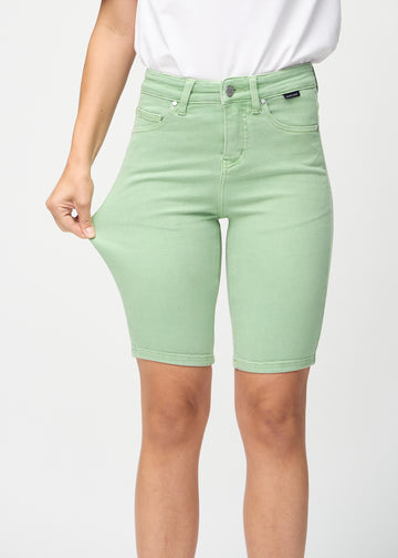 The model stretches the shorts at the thigh to show the stretch.