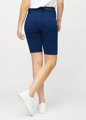 Dark blue skinny middle shorts seen from the back, so the entire product can be seen.