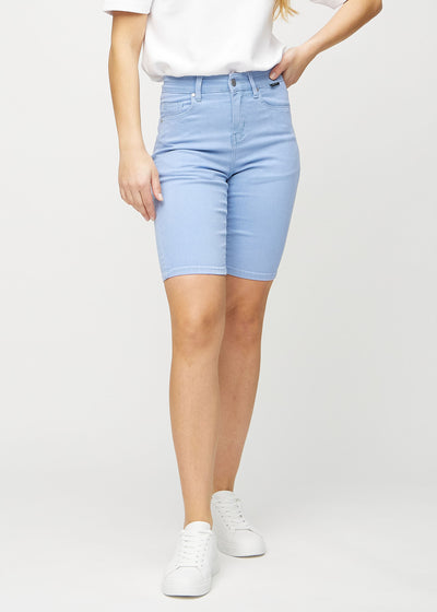 Light blue skinny middle shorts, model name Skies, which fit tightly around the thigh and end just above the knee, seen from the front.
