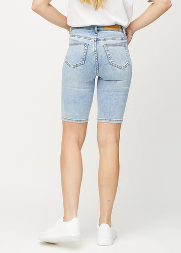 Light denim skinny middle shorts seen from the back, so the entire product can be seen.